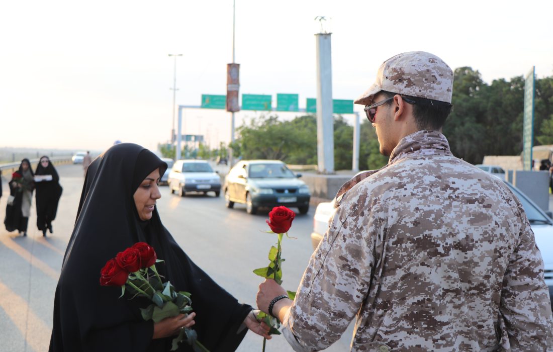 سپاس زنجانیها از بسیج، با شاخه گل